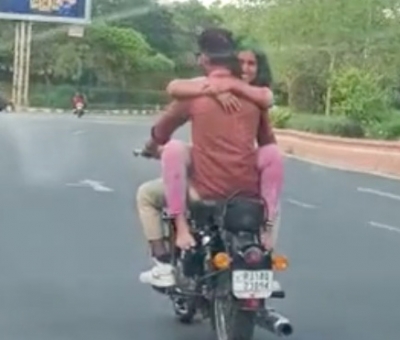  Cops Look For Couple Seen Romancing On Bike On Holi Eve-TeluguStop.com