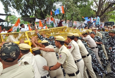  Delhi Police Detains Iyc Members Protesting At Jantar Mantar-TeluguStop.com