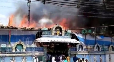 Fire Breaks Out During Ram Navami Celebrations In Andhra Temple Fire Breaks Out During Ram Navami Celebrations In Andhra Temple-TeluguStop.com