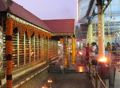  For Wish Fulfilment, Men Dress As Women At This Kerala Temple-TeluguStop.com