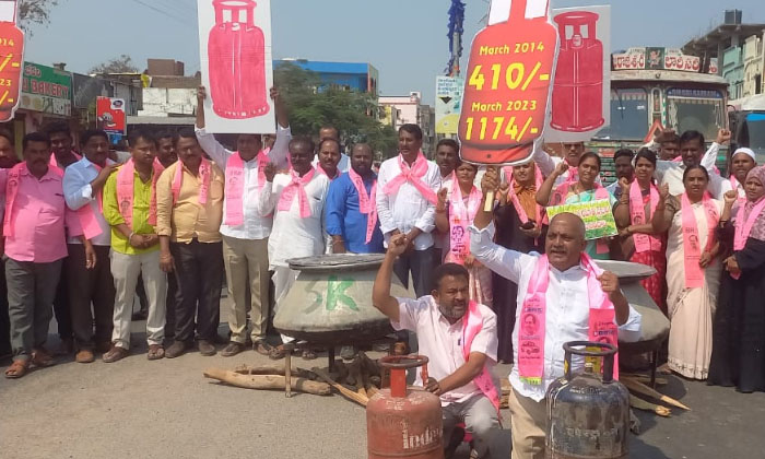  Raised Gas Cylinder Price Should Be Reduced Immediately Brs Dharna In Yella Redd-TeluguStop.com