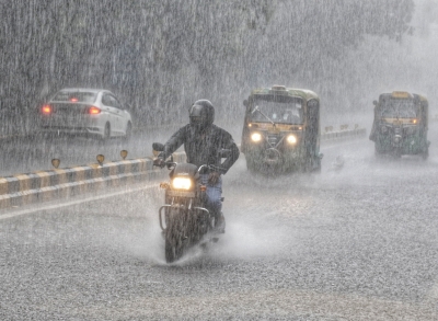  Heavy Rain Lashes Delhi, Light Shower Likely On Tuesday-TeluguStop.com