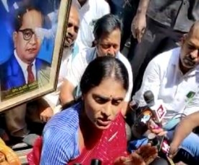  Hyderabad Police Stop Sharmila From Visiting Osmania Hospital-TeluguStop.com