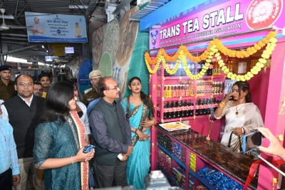  In A First, Transgender Tea Stall At Guwahati Railway Station-TeluguStop.com