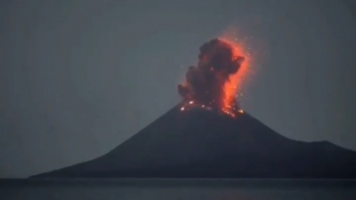  Indonesia's Anak Krakatau Volcano Erupts 4 Times In Single Day-TeluguStop.com