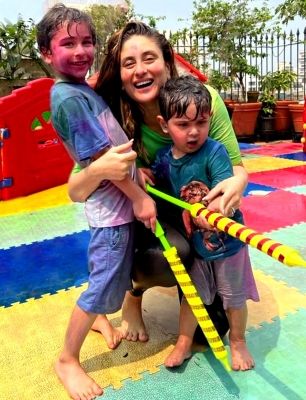  Kareena Celebrates Holi With Taimur, Jehangir But Misses Saif-TeluguStop.com