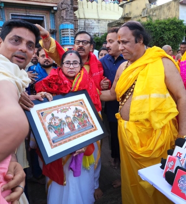  Mamata Visits Jagannath Temple, Terms Scheduled Meeting With Patnaik Courtesy Ca-TeluguStop.com