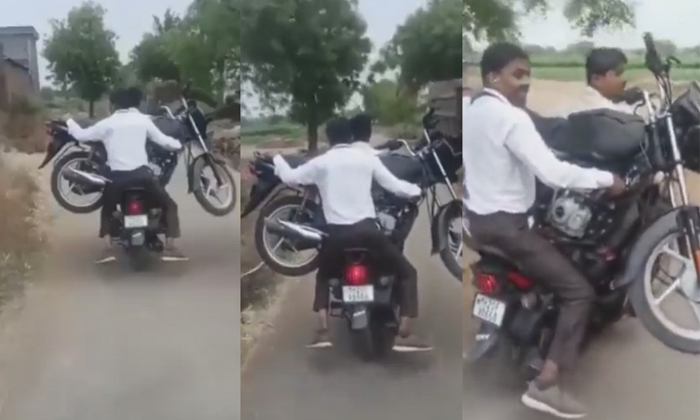  Man Carrying Bike On Bike Video Viral Details, Viral Latest, News Viral, Social-TeluguStop.com