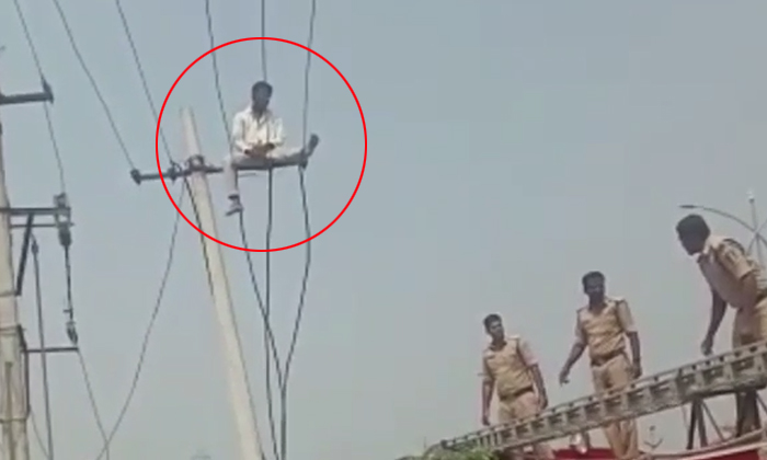  Man Climbs Current Pole Hurted By Mother In Law Not Gifted Gold Details, Man Cli-TeluguStop.com