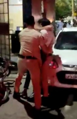  Miscreants Clash With Police In Delhi, Video Goes Viral-TeluguStop.com