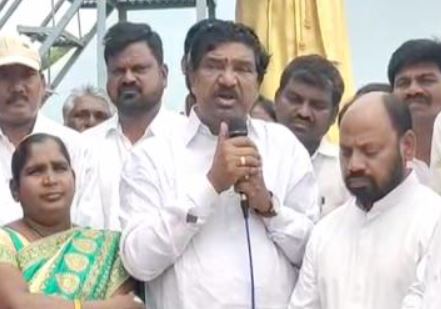  Brs Mla Rajaiah Is In Tears..!-TeluguStop.com