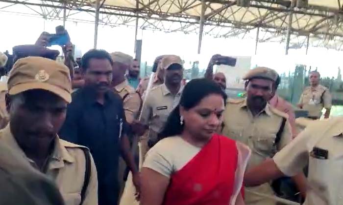  Mlc Kavitha Going To Delhi , Delhi ,mlc Kavitha ,cm Kcr , Bjp ,brs ,-TeluguStop.com