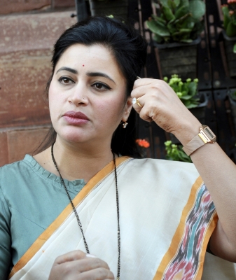 Mp Navneet Rana Needles Thackeray, Proclaims Herself As 'hindu Sherni'-TeluguStop.com