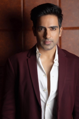  Mudasir Bhat, 'crackdown' Director Apoorva Lakhia Are Cricket Pals-TeluguStop.com