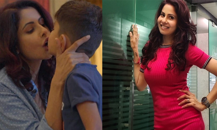  Netizens Trolling Chhavi Mittal Kissing Kids On Lips Details, Netizens ,trolling-TeluguStop.com