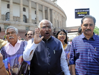  Oppn Mps Take Out Protest March Over Adani Issue, Seek Jpc Probe-TeluguStop.com