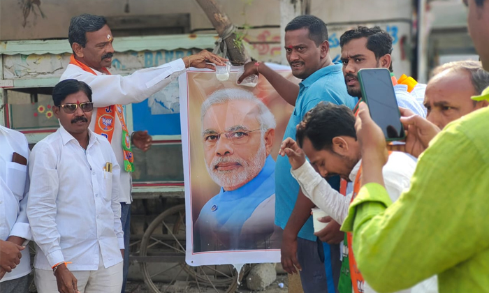  Paalabhisekam For Pm Narendra Modi In Nalgonda District, Paalabhisekam ,pm Naren-TeluguStop.com