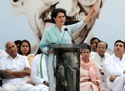  Pm Hiding Behind Power: Priyanka-TeluguStop.com