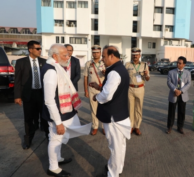  Pm Receives Grand Welcome In Guwahati, 5k Artists Perform Bihu Dance-TeluguStop.com