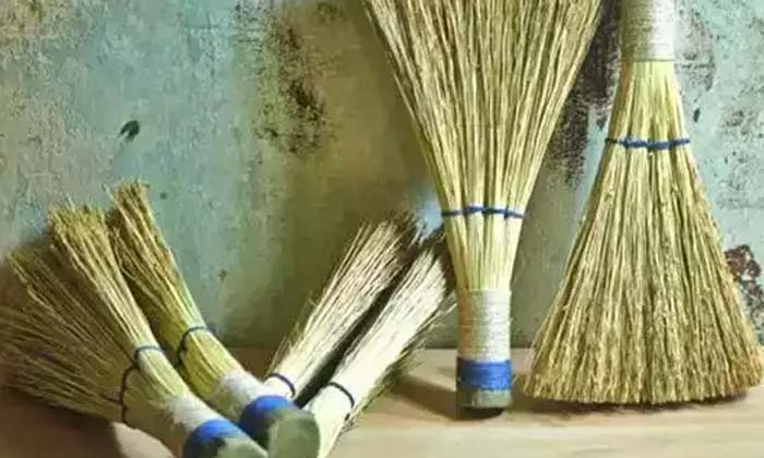  If You Make This Small Mistake In The Matter Of Broom.. Your Life Will Be Poor ,-TeluguStop.com