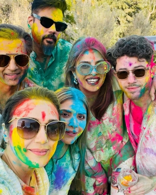  Priyanka Chopra, Nick Jonas Celebrate Holi With Preity Zinta In La-TeluguStop.com