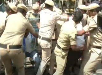  Tension At Tspsc Office In Hyderabad-TeluguStop.com