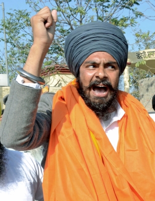  Radical Amritpal Singh Held In Punjab After High-speed Chase, Internet Services-TeluguStop.com