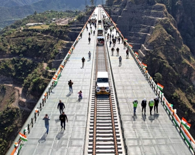  Railway Minister Conducts First Trial Run On Chenab River Rail Bridge In J&k-TeluguStop.com