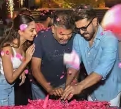 Ram Charan Cuts Birthday Cake On Rc15 Set With Kiara Advani Ram Charan Cuts Birthday Cake On Rc15 Set With Kiara Advani-TeluguStop.com