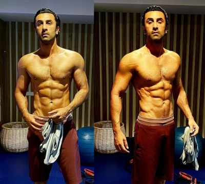  Ranbir Kapoor's Trainer Puts Out His Shirtless Pic Flaunting Washboard Abs-TeluguStop.com