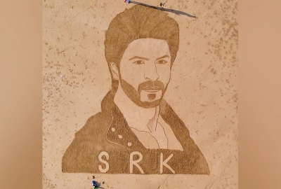  Sand Artists Draw Stunning Portrait Of Srk In Pakistan's Gadani Beach-TeluguStop.com