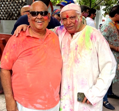  Satish Kaushik Last Post Is From Javed Akhtar's Holi Party-TeluguStop.com