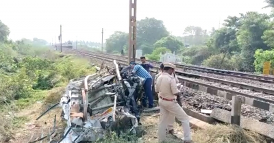  Sec'bad-vizag Duronto Loco Damaged After Hitting Vehicle-TeluguStop.com