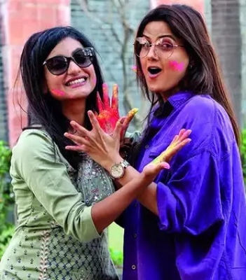  Shaily Priya, Sumati Singh Enjoy Their Special Visit To Lucknow For Holi-TeluguStop.com