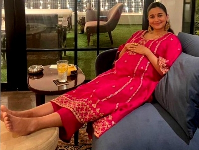  Soni Razdan Shares Alia's Unseen Picture Flaunting Baby Bump-TeluguStop.com