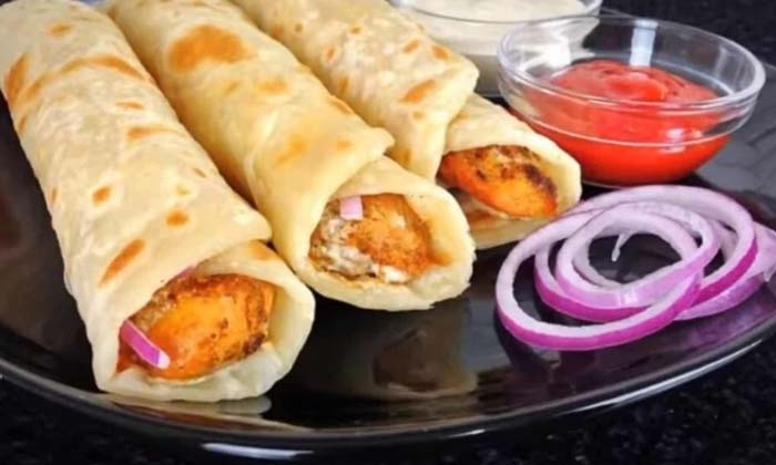  Enjoy A Delicious Spicy Chicken Roll For Just 20 Rupees ,chicken Roll , Spicy C-TeluguStop.com