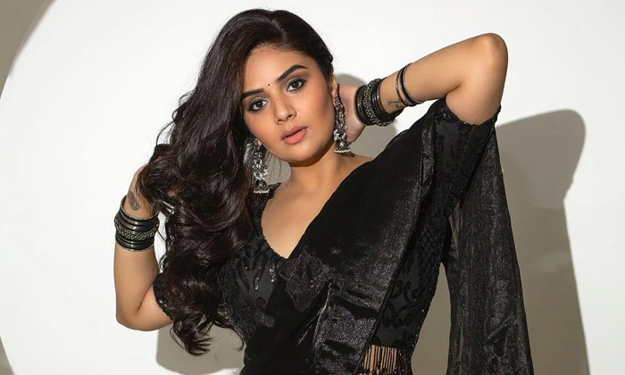  Sreemukhi Doing Back To Back Movies After Bhola Shankar,sreemukhi,chiranjeevi,me-TeluguStop.com