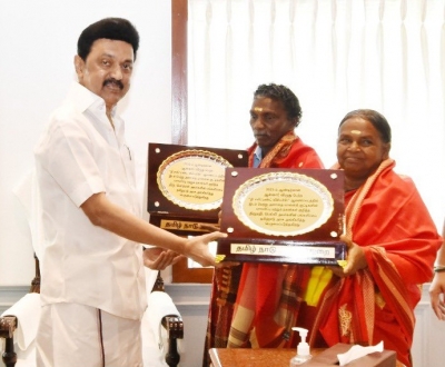  Stalin Felicitates Elephant Whisperers Bomman And Bellie-TeluguStop.com