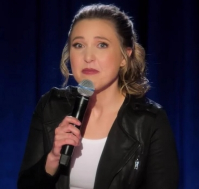  Taylor Tomlinson To Have Two More Stand Up Specials On Netflix-TeluguStop.com