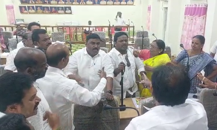  Tdp Ycp Councilors Clash In Tenali Municipal Council Meeting, Tdp Ycp Councilors-TeluguStop.com