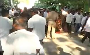  Tension In Kummaritopu Of Tirupati District-TeluguStop.com