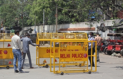  Traffic Cops Install Barricades Across Delhi To Check Drunken Driving On Holi-TeluguStop.com