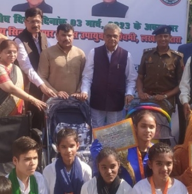  Up Police Officer Donates Wheelchairs, Prams For Zoo Visitors-TeluguStop.com