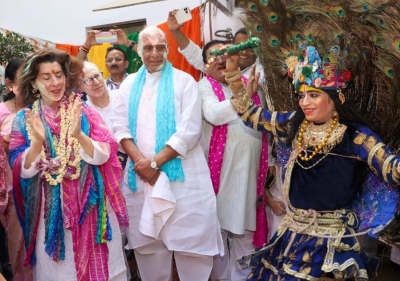  Us Secretary Of Commerce, Ministers Attend Holi Celebrations At Rajnath's Reside-TeluguStop.com