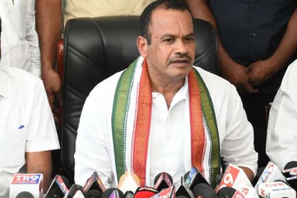  Mp Komatireddy Venkat Reddy Fire On Swatik's Death-TeluguStop.com