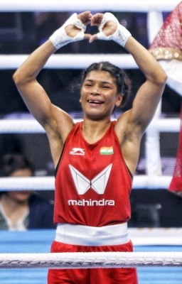  Women's World Boxing C'ships: Nikhat Zareen Clinches Gold-TeluguStop.com