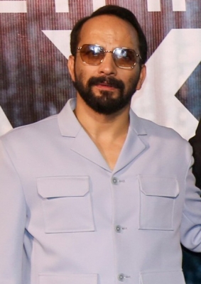  Would Like To Have A Romantic Relationship With Tabu On Screen: Deepak Dobriyal-TeluguStop.com