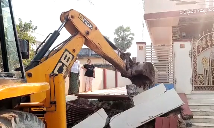  Ycp Govt Demolishing Illegal Buildings At Ippatam Village Details, Ycp Govt ,dem-TeluguStop.com