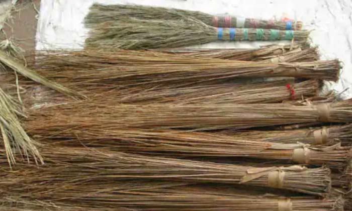 Telugu Broom, Goddess Lakshmi, Kitchen, Poor, Vastu, Vastu Tips-Telugu Raasi Pha