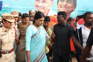 Tension Near Hyderabad Lotus Pond Tension Near Hyderabad Lotus Pond-TeluguStop.com